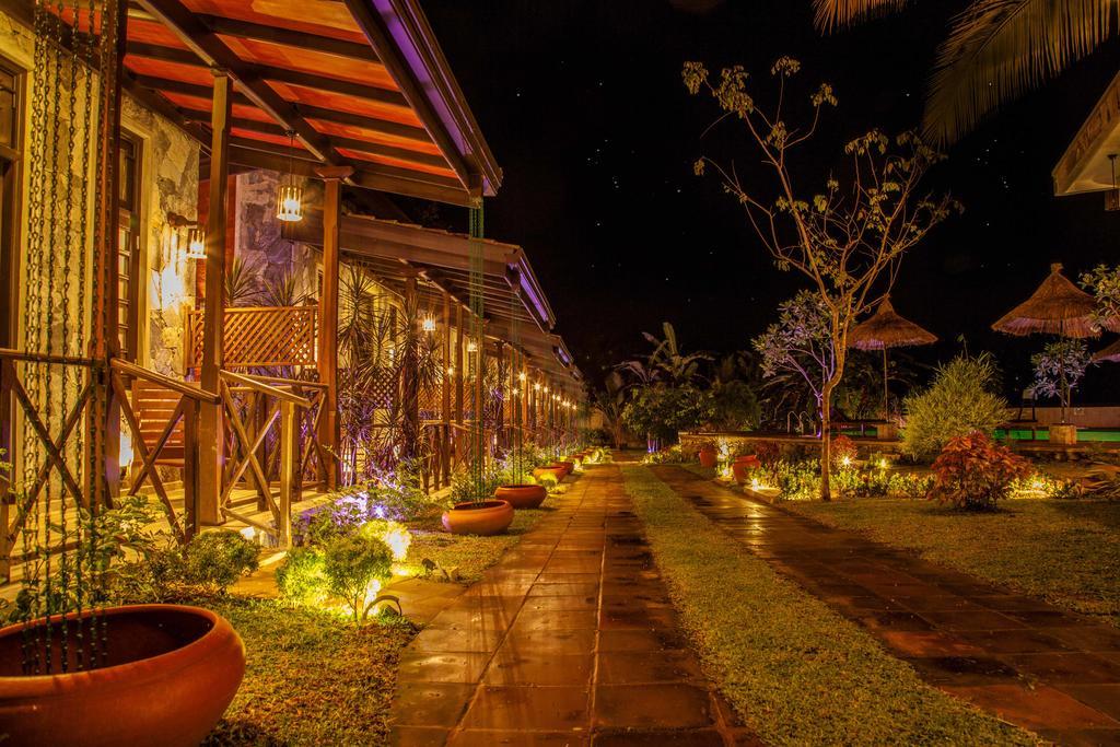 Villa Pinnawala & Restaurant Luaran gambar